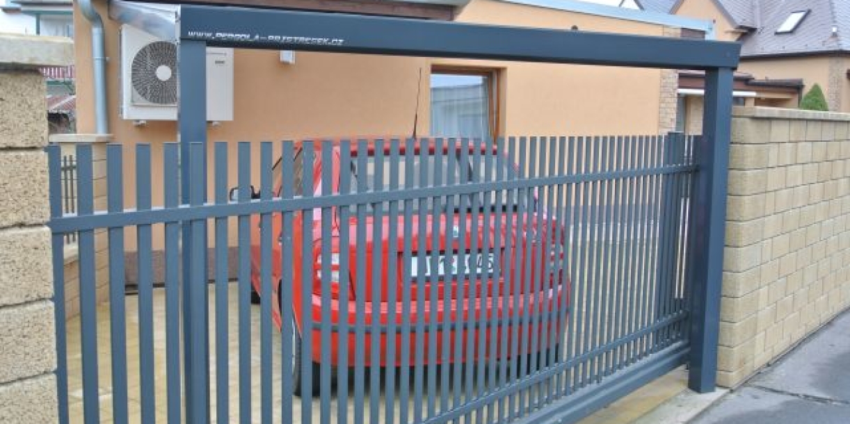 Hliníkové garážové stání - perfektní ochrana vašeho auta