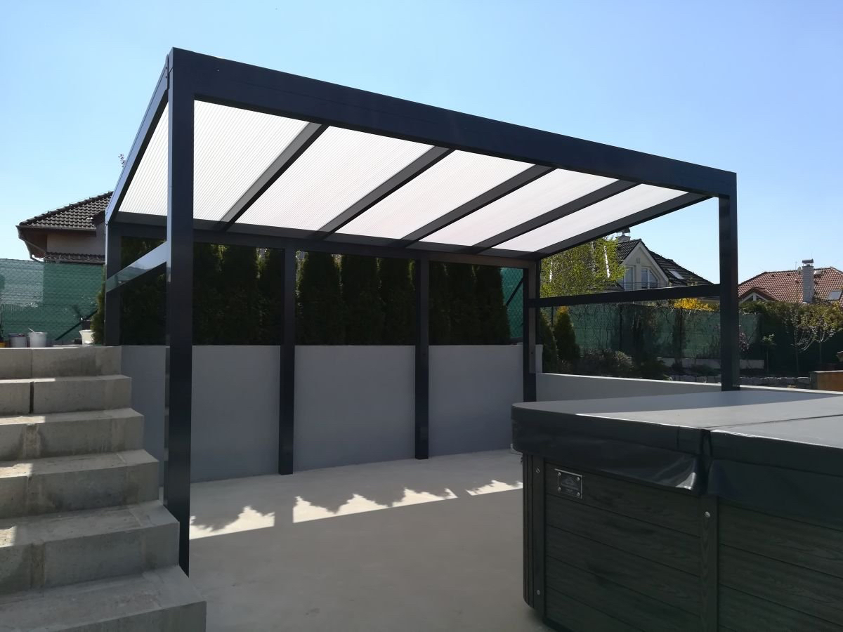 atypický hliníkový přístřešek na míru