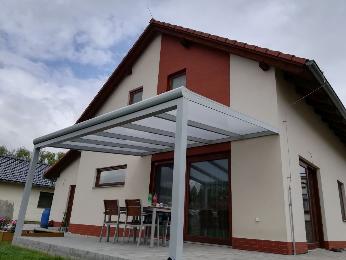hliníková pergola jako venkovní kancelář