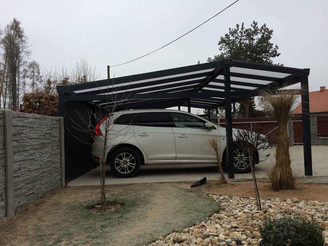 hliníkové garážové stání v zimě