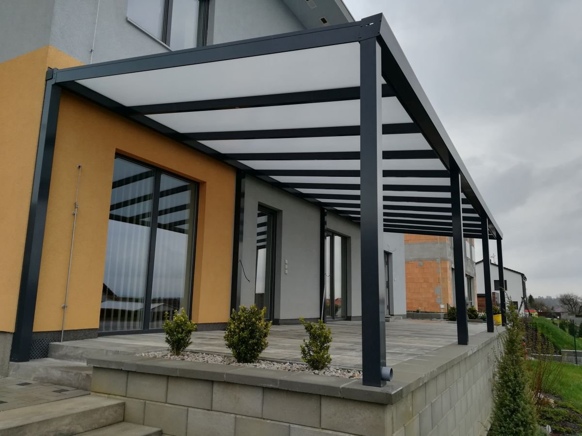 přístřešek s integrovaným odvodem vody