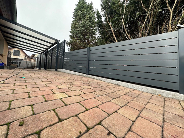 Zahrada bez kompromisů: Spojení pergoly, garážového stání, altánu a hliníkového plotu v jeden celek