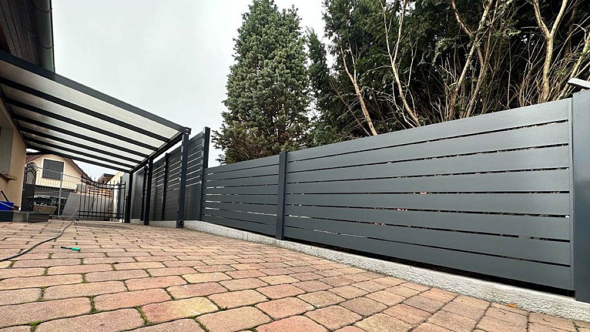 spojeni pergoly, garážového stání, altánu a hliníkového plotu