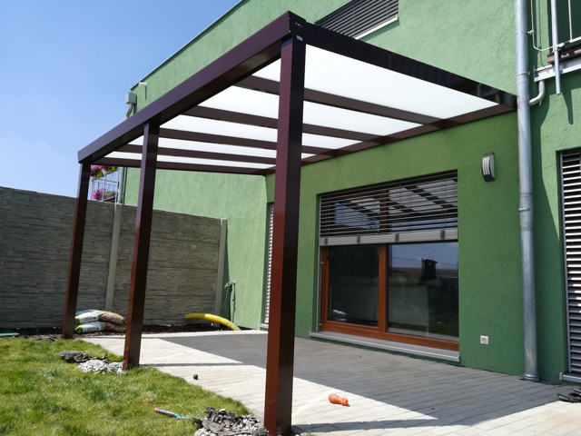 Sklo nebo polykarbonát? Srovnání střešních materiálů pro vaši pergolu